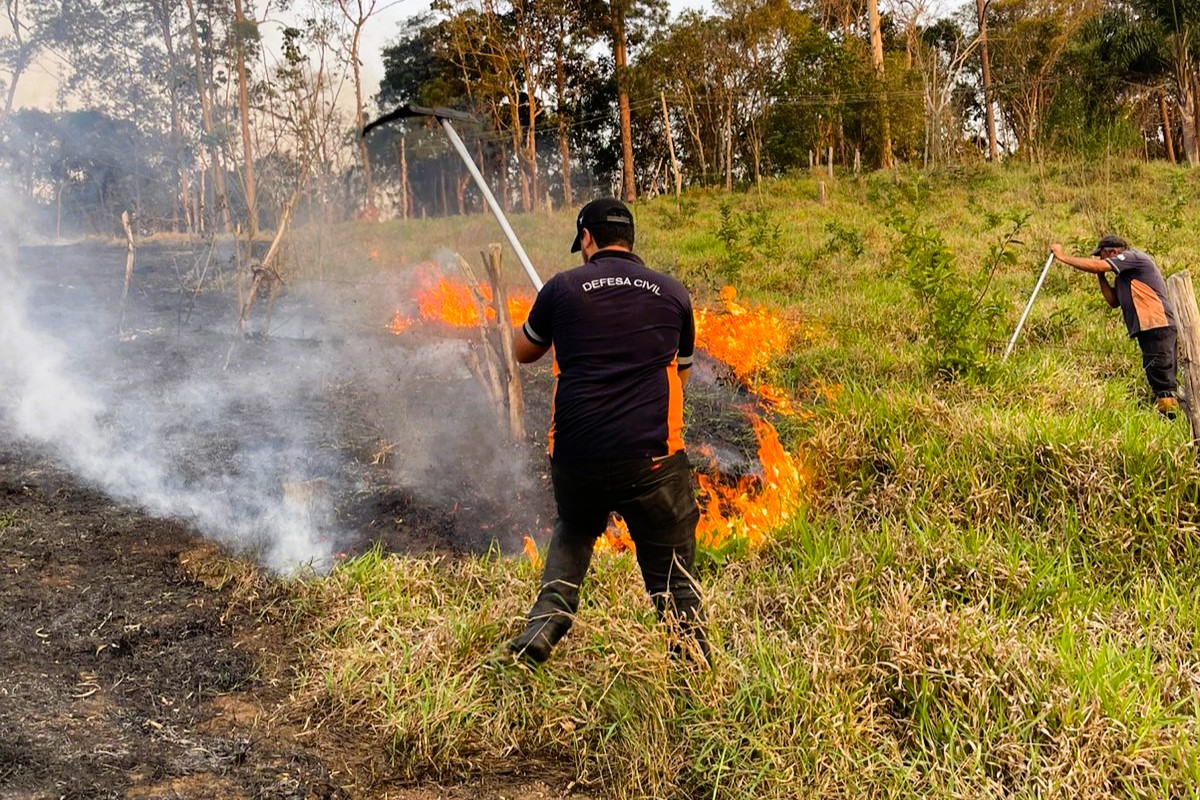 Defesa Civil de Itapecerica da Serra combate incêndios em diversos pontos da cidade