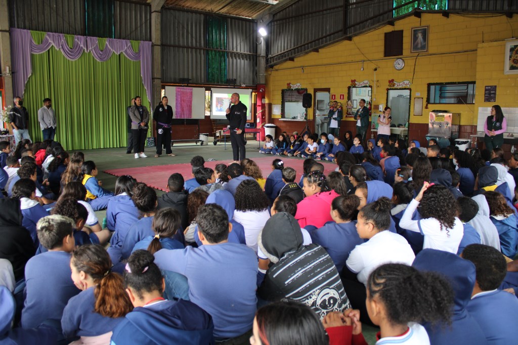 Alunos de E.M. Ipê assistem palestra do itapecericano campeão de jiu-jitsu