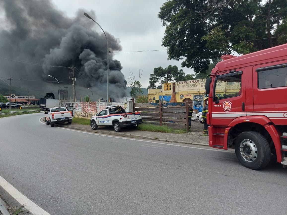 Defesa Civil, ARTERIS e Corpo de Bombeiros unem esforços para controlar incêndio próximo à Rodovia Regis Bittencourt