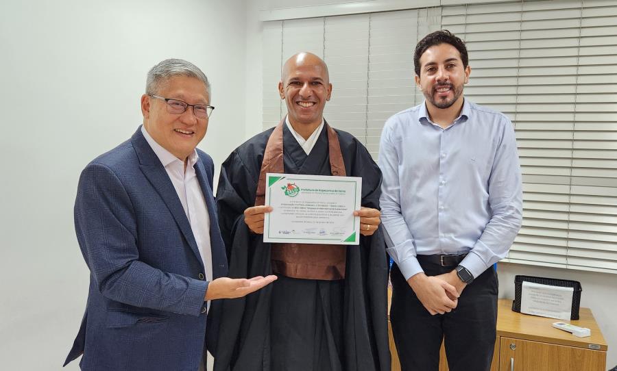 Prefeitura de Itapecerica da Serra entrega Selo Verde ao Templo Enkoji