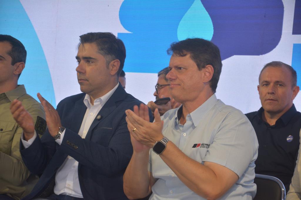 Solenidade marca entrega da primeira etapa de nova adutora da Sabesp em Itapecerica da Serra, com presença do governador Tarcísio de Freitas