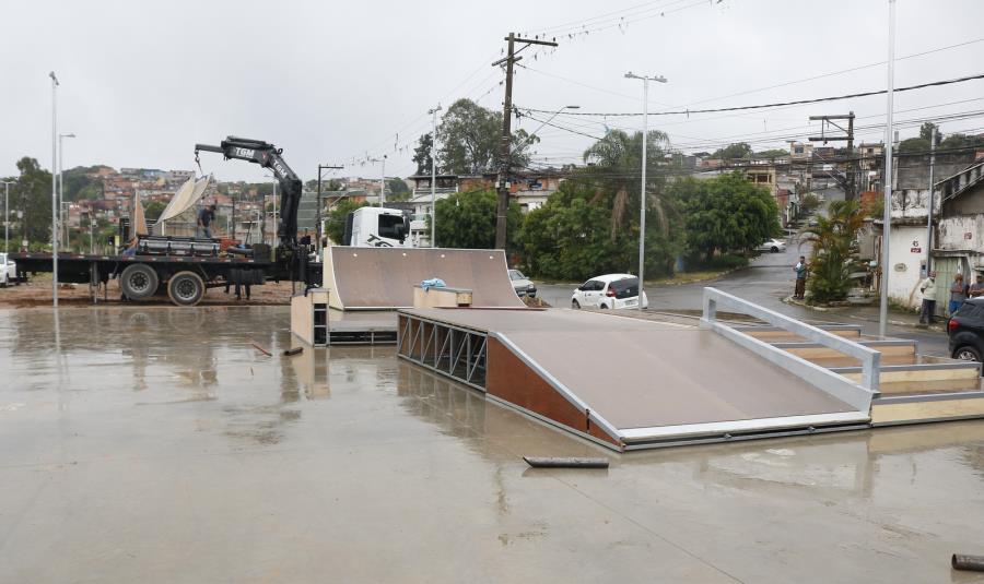 Pista de skate é instalada no Jardim Jacira