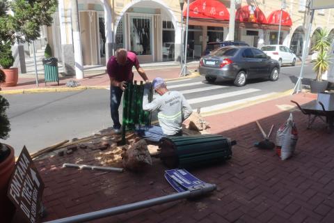 22-12-2025 Rua Coronel Pedro Penteado-reparos placa e lixeira(9)