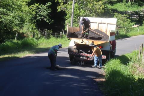 25-11-2025 Estrada Municipal Basílio Silotto_tapa buracos-zeladoria(1)