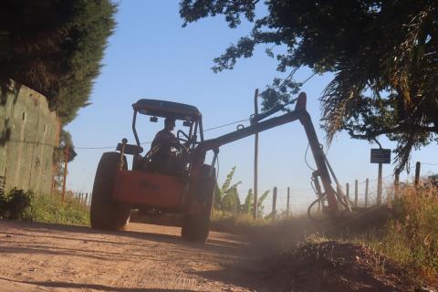 06-05-2026 Estrada Municipal Romão Francisco Massaro-roçadeira-zeladoria(3)