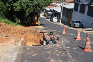 14-11-2023 Sabes adutora rompeu Rua João Dib(5)
