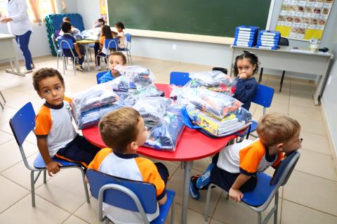 2-2-2026 Entrega kits material, uniforme apostilas_EMEB Alzira(10)