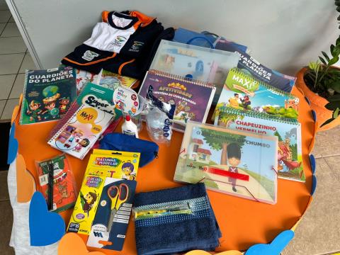 2-2-2026 Entrega kits material, uniforme apostilas_EMEB Durval(57)