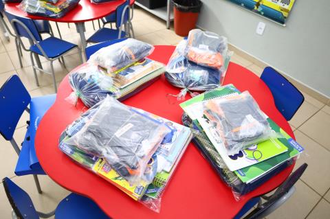 2-2-2026 Entrega kits material, uniforme apostilas_EMEB Alzira(12)