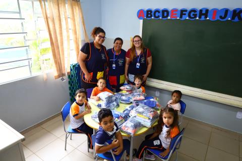 2-2-2026 Entrega kits material, uniforme apostilas_EMEB Alzira(17)