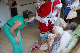 21-12-2021 Entrega de presentes - Lar dos Velhinhos São Francisco de Assis (8)