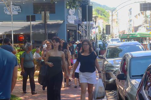 20-04-2026-Feriado de Tiradentes-cidade cheia-centro(22)