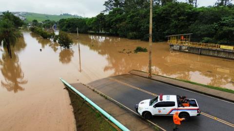Equipes da Prefeitura trabalham na limpeza da cidade após fortes chuvas