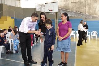 Prefeitura faz primeira entrega dos quase 1.000 óculos gratuitos a alunos da rede municipal