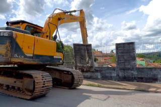 Muro da escola Ângela Lygia é demolido após dano estrutural