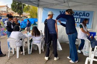 305 pessoas aproveitam oportunidade de vacina contra gripe na Feira de Domingo