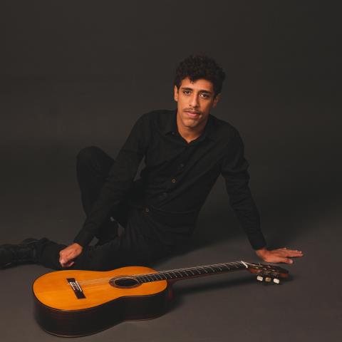 Além do Natal Iluminado, Agenda Cultural tem atividades na Biblioteca e concerto de violonista