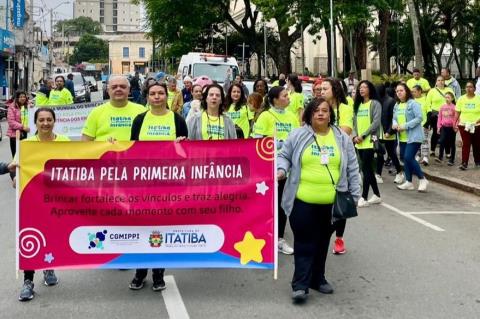 Caminhada encerra edição 2026 da Semana do Brincar