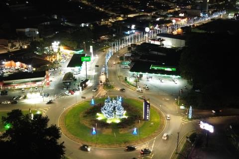 Luzes transformam Avenida Marechal Castelo Branco e abrem programação natalina em Itatiba