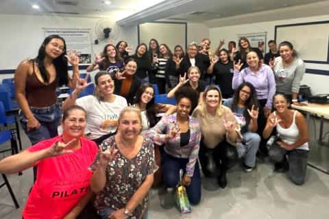 Alunos de Libras do Programa FormAção recebem visita de convidada surda