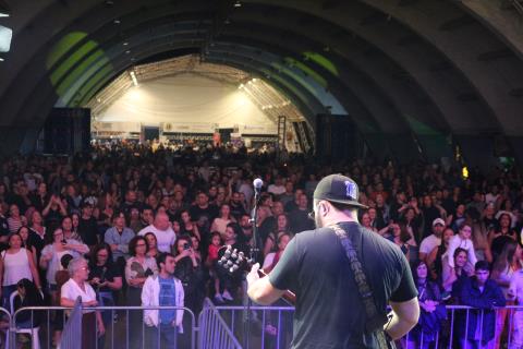 Turistas de diversas regiões do país prestigiam início da 21ª Festa do Caqui & Cia