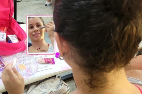 Oficina de maquiagem eleva autoestima de mulheres em tratamento contra o câncer