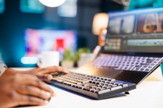 individuo-negro-edita-filmagens-em-laptop_482257-76559