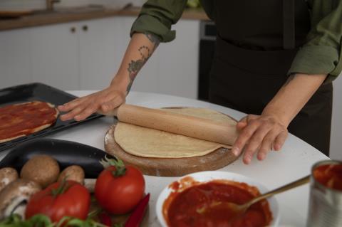 mulher-de-alto-angulo-fazendo-pizza