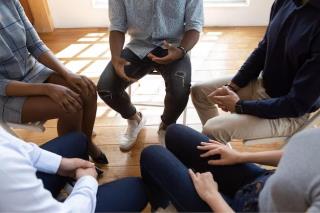feche-a-vista-superior-irreconhecivel-trabalhadores-multirraciais-fazendo-estrategias-dentro-de-casa