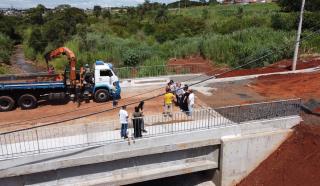 foto01 Prefeito Edinho vistoria obra de ponte de acesso ao Jardim Paraíso, zona norte de Araraquara 7mar24 Tetê Viviani