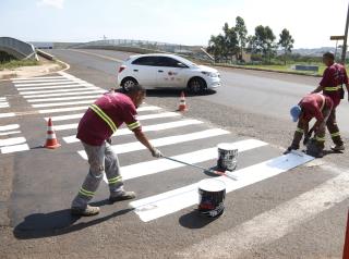 foto012 Prefeitura nos Bairros realiza serviços de sinalização  na região do Parque das Hortências 27mar23 Tetê Viviani