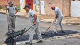 foto020 Operação tapa buracos do Programa Prefeitura nos Bairros no Selmi Dei 17out23 Tetê Viviani
