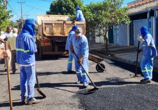 Equipe Prefeitura Nos Bairros atua na remodelação do asfalto no Iguatemi - FotoTetê Viviani