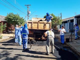 foto04 Equipe Prefeitura Nos Bairros atua na remodelação do asfalto da Rua Miguel Grillo no Iguatemi 11abr23 Tetê Viviani