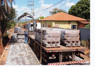 foto02 Avança pavimentação com bloquetes de concreto sextavados na Agrovila do Bela Vista !9mar24 Tetê Viviani