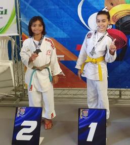 foto 02 Maria Eduarda Silva, à esquerda, conquista medalha de prata em Santo André