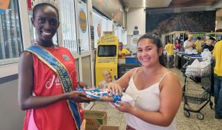 FOTO02 Voluntários arrecadam alimentos para a campanha municipal Natal Sem Fome 11dez23 Tetê Viviani