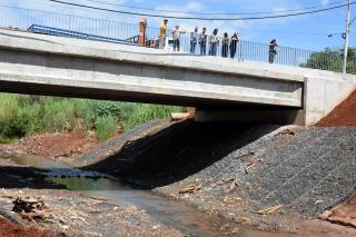 foto02 Prefeito Edinho vistoria obra de ponte de acesso ao Jardim Paraíso, zona norte de Araraquara 7mar24 Tetê Viviani