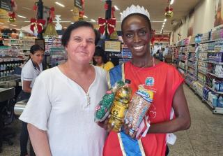 FOTO010 Voluntários arrecadam alimentos para a campanha municipal Natal Sem Fome 11dez23 Tetê Viviani