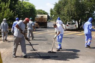 foto017 Prefeitura nos Bairros realiza serviços de tapa buraco  na região do Parque das Hortências 27mar23 Tetê Viviani
