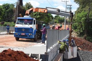 foto010 Prefeito Edinho vistoria obra de ponte de acesso ao Jardim Paraíso, zona norte de Araraquara 7mar24 Tetê Viviani