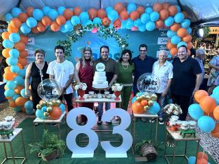 Distribuição de bolo, diversão e apresentações marcaram a festa de aniversário de 83 anos de Jales na Praça Dr. Euphly Jalles
