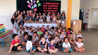 “Criança Feliz”: Alunos do Colégio Anglo de Jales entregam brinquedos arrecadados em prol do Fundo Social Solidariedade e AACAJ