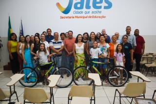 Alunas que venceram o concurso de redação “No trânsito, escolha a vida” são premiadas com bicicletas