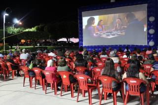 Cinema na praça reuniu as familias na noite de aniversário de São Francisco