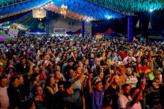 A noite de ontem foi daquelas que a gente guarda na memória!A Véspera de São Pedro lotou o Palhoção do Povo, com muito forró, animação e aquele clima gostoso que só o Arraiá da Estação tem.E sabe o melhor Aind (15)