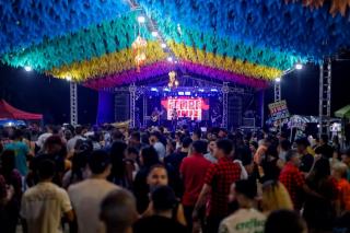 O Dia de São João foi inesquecível no Palhoção do Povo!A quinta noite do nosso Arraiá da Estação foi marcada por alegria, tradição e muita música boa.Rei do Cangaço, Benil e Felipe Diniz fizeram o público danç (17)