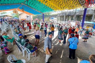 O 1º Arraiá Intermunicipal da Pessoa Idosa foi um verdadeiro espetáculo de tradição, alegria e muita animação!Reunimos grupos da melhor idade em uma grande celebração cultural com danças, comidas típicas e forr (9)