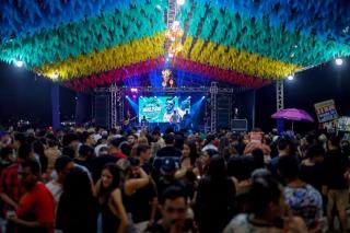 A véspera de São João foi marcada por mais uma grande noite de festa no Palhoção do Povo!O público lotou o espaço e curtiu cada momento ao som de Azulinho, Walison Lopes e Edy & Nathan!Foi forró, alegria e muit (8)
