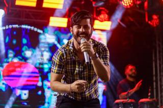 A véspera de São João foi marcada por mais uma grande noite de festa no Palhoção do Povo!O público lotou o espaço e curtiu cada momento ao som de Azulinho, Walison Lopes e Edy & Nathan!Foi forró, alegria e muit (7)